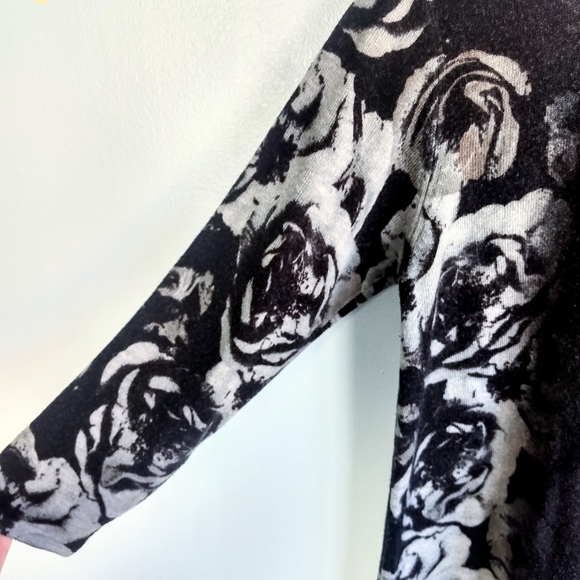 5/$30 East of 7th Black/Grey Roses Sweater Blouse - Picture 5 of 5
